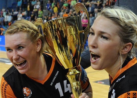 Petra Vítková (vlevo) a Lucia Súkenníková z Mostu pebírají trofej pro vítzky...