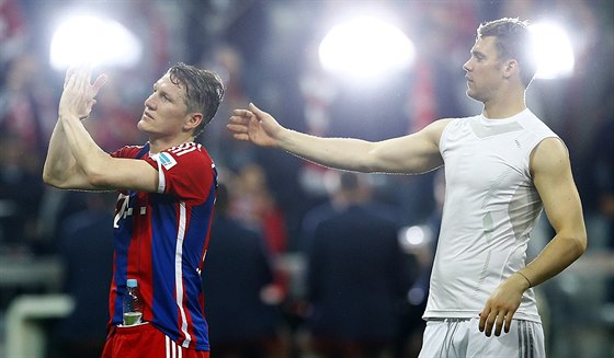 Bastian Schweinsteiger (vlevo) a Manuel Neuer z Bayernu Mnichov po výhe nad...