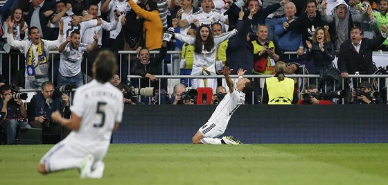 Javier Hernández (vzadu) z Realu Madrid slaví postupový gól do semifinále Ligy...