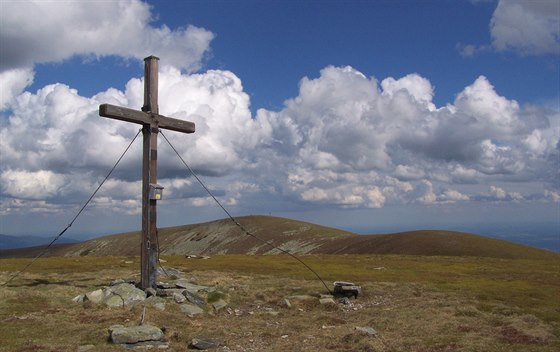 Plochý vrchol Lenzmoarkogelu, nejvyího bodu Gleinalpe