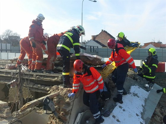 Na dlníka v Brn spadla ze. Zranní nepeil (25.4.2015).