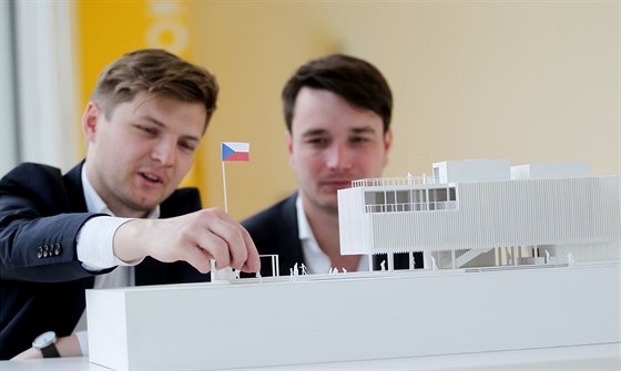 Michal Kritof (vlevo) a Ondej Chybík ukázali model svého pavilonu pro Expo...