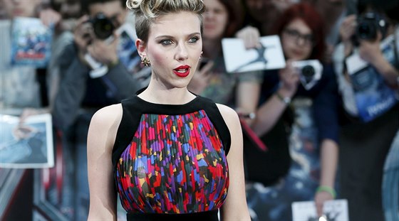 Scarlett Johanssonová na londýnské premiée Avengers: Age of Ultron (21. dubna...