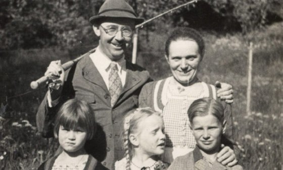 S rodinou v Bavorsku.  Na fotografii z roku 1935 je Himmler s manelkou Margou,...