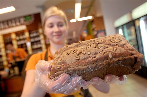 Chléb na snímku je itný a prodavaka Lucie Bednáová ho nabízí v prodejn...