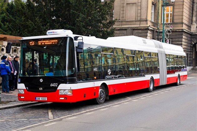 Kloubovému autobusu se íká nejen harmonika, ale také abajka, klobása i...