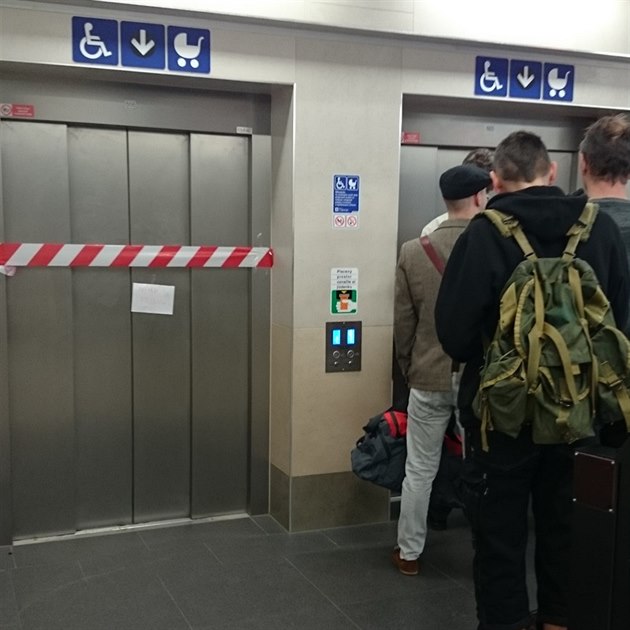 Jeden výtah ve stanici metra Boislavka nefunguje, u druhého stojí cestující ve...