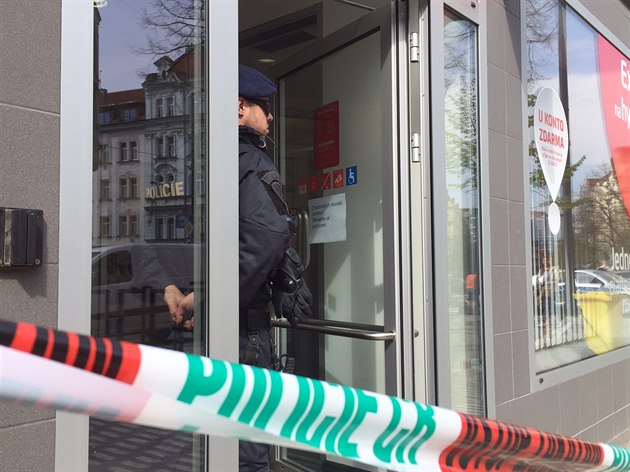 Neznámý pachatel pepadl banku v ulici Moskevská na Praze 10. Pokladní...
