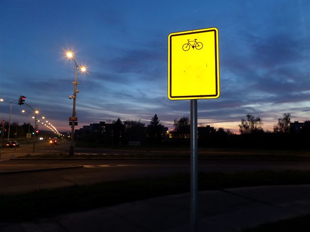 Stejn jako v nové stanici metra Nemocnice Motol je tké rozliit na nových cedulích alespo oddlení, tak i u nové cyklostezky v praských imicích ani nezjistíte, kam se dostanete. Narazíte toti i na zcela prázdnou znaku.
Místo události: Praha 8 - 