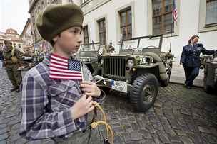Historick vojensk automobily pijely 24. dubna k americkmu velvyslanectv v...