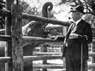 Profesor Jií Janda se slonem Babym, který piel do zoo v ervenci 1933.