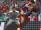 Robert Lewandowski z Bayernu hlavikuje na bránu Porta a ve tvrtfinále Ligy...