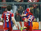 Fotbalisté Bayernu se radují, hrái Porta smutní. Thiago a Müller (vpravo)...
