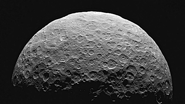 Snímek planetky Ceres pořízených sondou Dawn 14. dubna. Snímek planetky Ceres pořízených sondou Dawn 14. dubna.