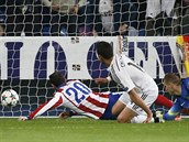 Javier Hernndez z Realu Madrid stl gl ve tvrtfinle Ligy mistr proti...