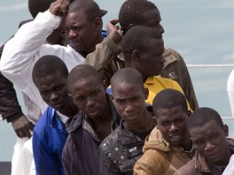 Uprchlíci čekají na vylodění u pobřeží Itálie (24. dubna 2015)