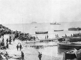 Vylodn australskch a novozlandskch vojk na pli poloostrova Gallipoli