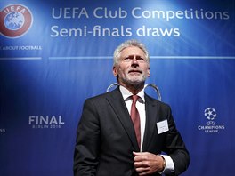 Bval tonk Paul Breitner zastupoval Bayern Mnichov na slavnostnm losovn...