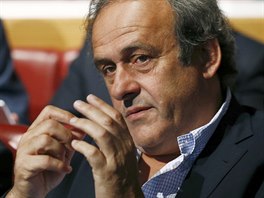 Prezident Evropsk fotbalov unie Michel Platini sleduje los semifinle Ligy...