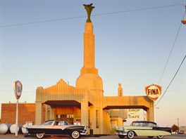 Benzinka ve tvaru ve Tower Service Station v Shamrocku v Texasu, USA. Leí...