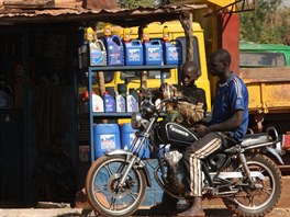 Benzinka v Bamaku, hlavním mst západoafrického státu Mali