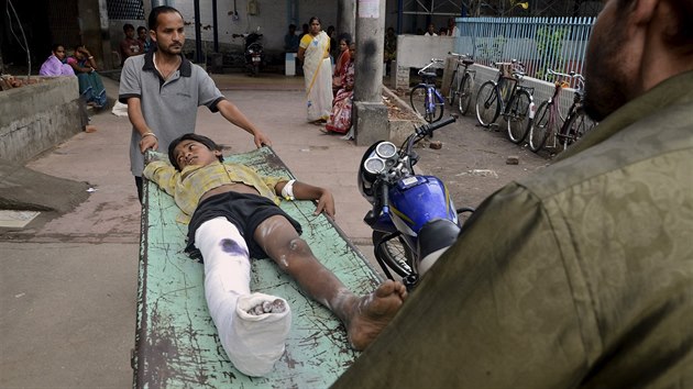 Chlapec z indickho msta Siliguri, kter utrpl zrann pi zemtesen (25. dubna 2015)