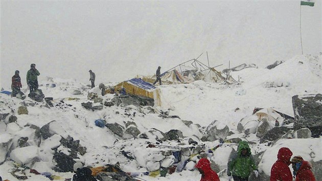 Pohled do zkladnho tbora pod Mount Everestem (26. dubna 2015)