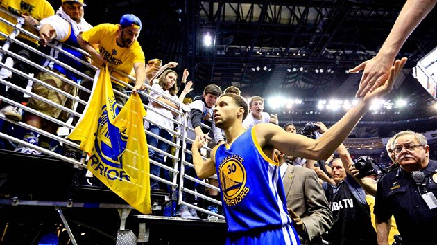 Stephen Curry si uv pze fanouk Golden State.