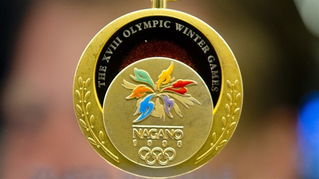 ZLATO Z NAGANA. Tahle medaile znamen nezapomenuteln spch eskho hokeje. Pipomn triumf na olympid v Japonsku.