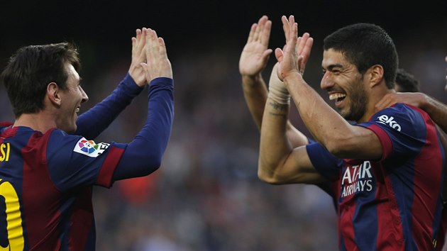 Barcelonsk glov radost v podn Lionela Messiho a Luise Sureze (vpravo).