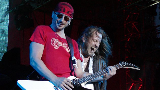 Tom Krulich (vlevo) hraje na kytaru v nejznmj souasn esk rockov kapele Kabt u ptadvacet let.