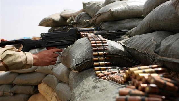 Sunnitsk bojovnk kousek od Mosulu dr zbra, kterou zakoupil ldr kmene al-Lahb Sachar (20. dubna 2015).