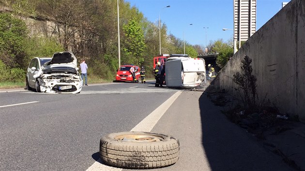 Pi nehod dvou aut ve Spoilovsk ulici skonila dodvka na boku. Na mst zasahovali tak hasii. (21.4.2015)