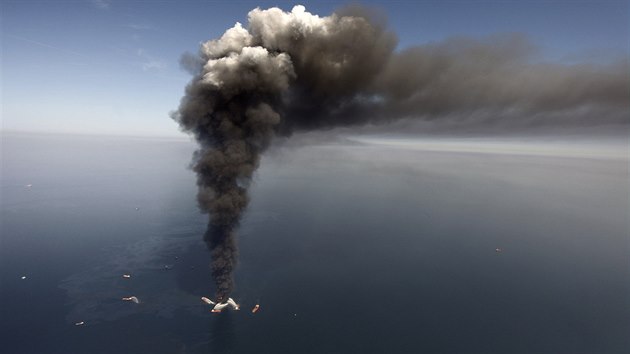 Havrie ropn ploiny Deepwater Horizon spolenosti BP v Mexickm zlivu vyvrhla do Mexickho zlivu 780 milion litr ropy (duben 2010)