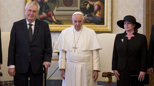 Prezident Miloe Zeman se ve Vatiknu seel s hlavou mskokatolick crkve, papeem Frantikem (24. dubna 2015)