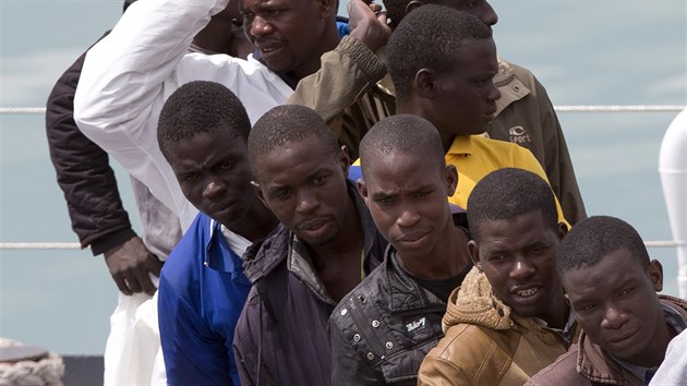 Uprchlci ekaj na vylodn u pobe Itlie (24. dubna 2015)