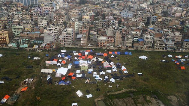 Mnoho lid opustilo sv domovy a pevj ve stanech na volnm prostranstv (28. dubna 2015)