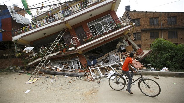 Zchrann prce v Neplu pokrauj. Zemtesen podle OSN postihlo a osm milion lid (28. dubna 2015)