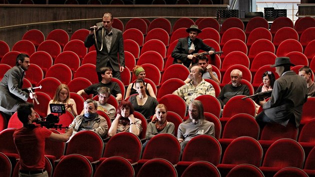 Spoutan divadeln kritici v hlediti Horckho divadla v Jihlav pod dozorem ozbrojench gangster.