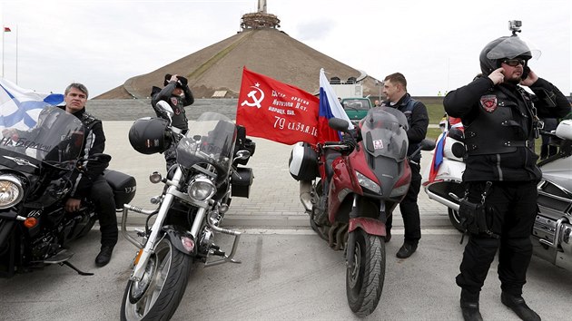 lenov motorkskho klubu Non vlci navtvili mohylu Slvy u Minsku. Pipomn sovtsk vojky, kte bojovali za druh svtov vlky (26. dubna 2015).