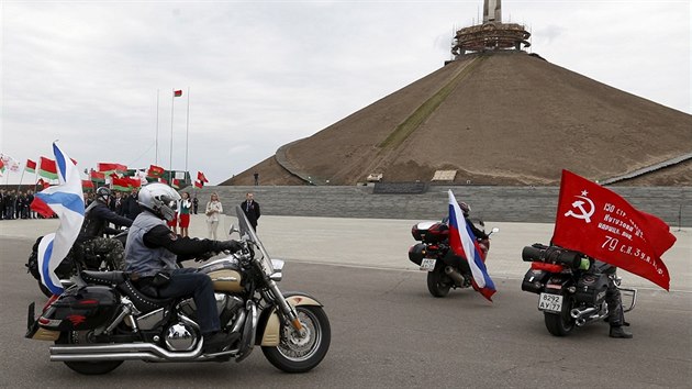lenov motorkskho klubu Non vlci navtvili mohylu Slvy u Minsku. Pipomn sovtsk vojky, kte bojovali za druh svtov vlky (26. dubna 2015).