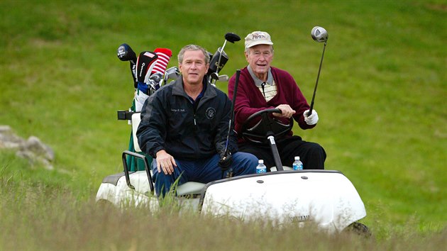 Bval americk prezident George W. Bush se svm otcem bhem golfu na hiti Arundel Golf Club v americkm Kennebunkportu. (15. ervna 2003)