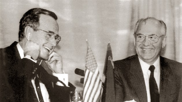 Americk prezident George Bush (vlevo) a nejvy sovtsk pedstavitel Michail Gorbaov bhem tiskov konference na palub sovtsk vletn lodi Maxim Gorkij u beh Malty (3. prosince 1989)
