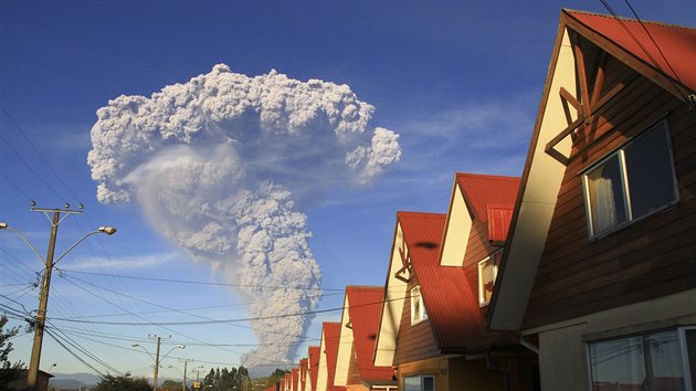 Vbuch sopky Calbuco v Chile. Zbr z msta Puerto Varas (22. dubna 2015).