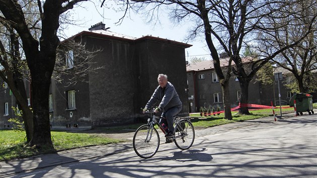 V kolonii erven k v Ostrav-Marinskch Horch stoj 24 inovnch dom se 175 byty ni kategorie. (21. dubna 2015)