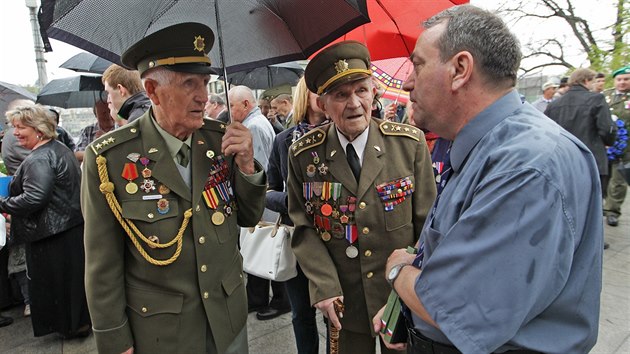 Bedich Opoensk (vlevo) a Karel erk rozmlouvaj s Jim Francrkem z eskho svazu bojovnk za svobodu v Ostrav. (28. dubna 2015)