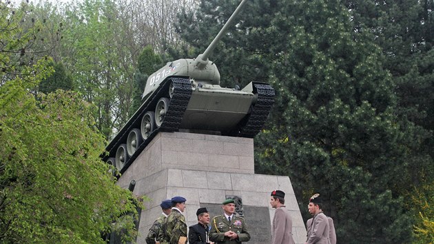Pamtnk 1. eskoslovensk tankov brigdy ve Slezsk Ostrav. Tank 051 pejel most pes Ostravici, piem na druh stran dostal ti zsahy pancovou pst. V tanku zemel radista Ivan Ahepjuk. (28. dubna 2015)