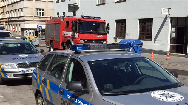 Hasii a policie ped praskou centrlou Organizace pro pomoc uprchlkm. Potou tam piel bl prek. (21. 4. 2015)