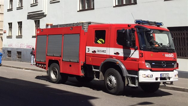 Hasii zajistili oblku s blm prkem, kter pila do centrly Organizace pro pomoc uprchlkm. (21. 4. 2015)