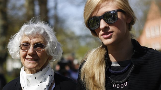 Eva Pusztai-Fahidi (vlevo), kter peila vyhlazovn id v Osvtimi, pichz v doprovodu sv vnuky k soudu s Oskarem Grningem. (21. 4. 2015)